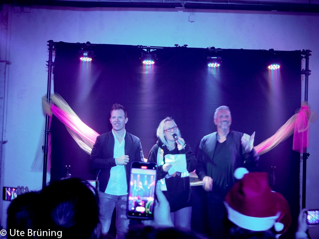 Mega organisierte Weihnachtsfeier von Neon-Power und Überraschungs-Videodreh