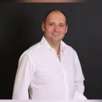 Tobi Strasser zwischen Espresso im Sonnenschein und Vorfreude auf Weihnachten