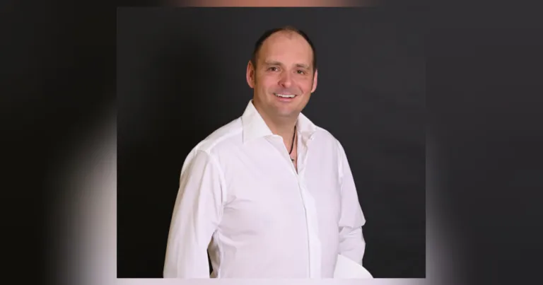 Tobi Strasser zwischen Espresso im Sonnenschein und Vorfreude auf Weihnachten