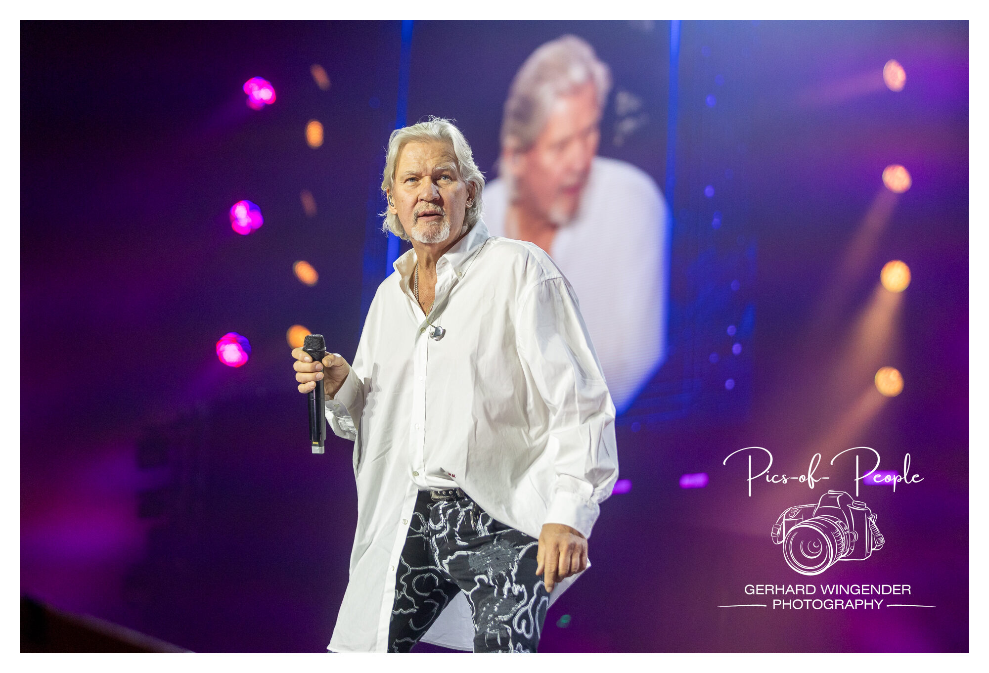 Johnny Logan beim Auftritt im Rahmen der Veranstaltung "Die 80er live" am 22.03.2025 in der Veltins-Arena GelsenkirchenFoto: Gerhard Wingender