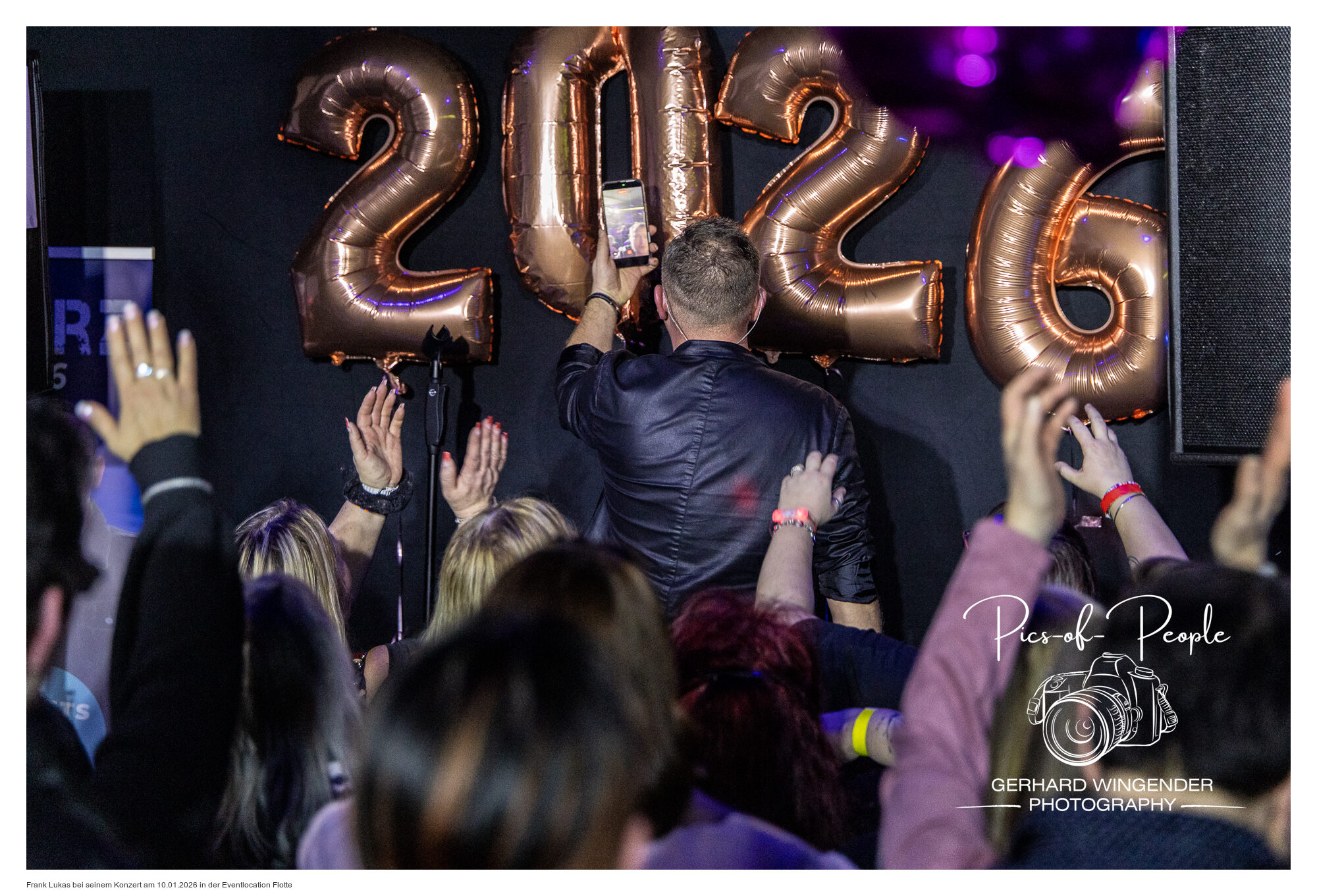 Frank Lukas macht ein Selfie bei seinem Konzert am 10.01.2026 in der Eventlocation Flotte Foto: Gerhard Wingender Fotografie